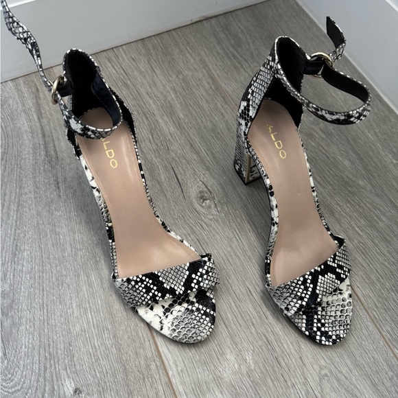 Size 7.5 Heels - Picture 5 of 5